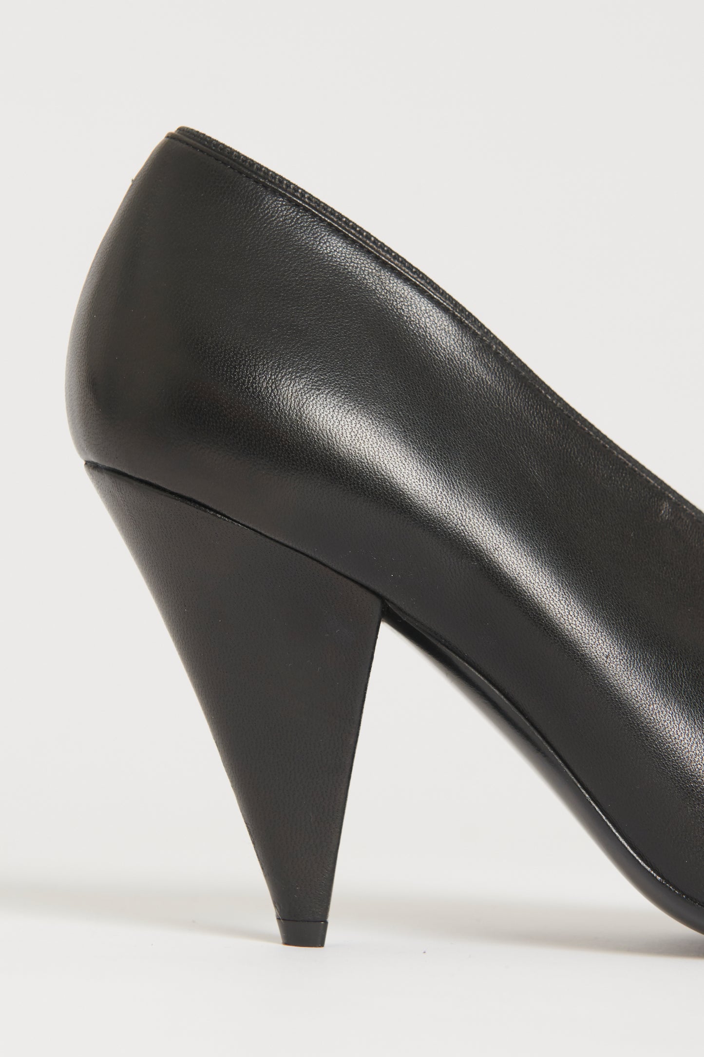 Black Leather Preowned Pointed Pumps