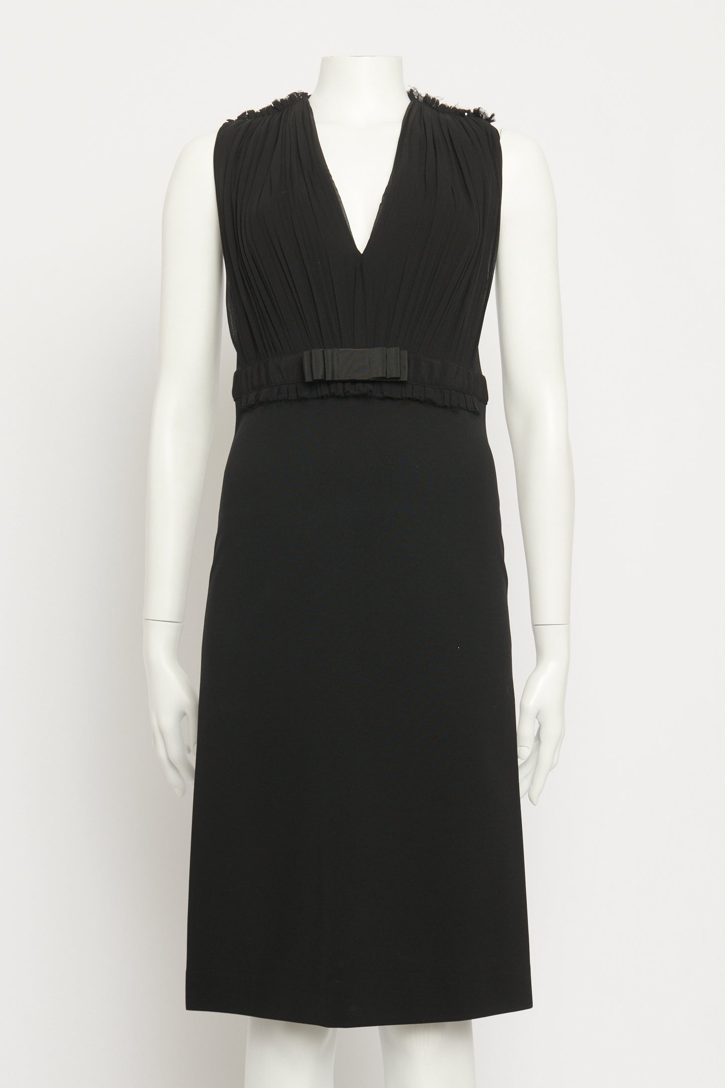 Black Crepe Preowned V-Neck Knee Length Dress