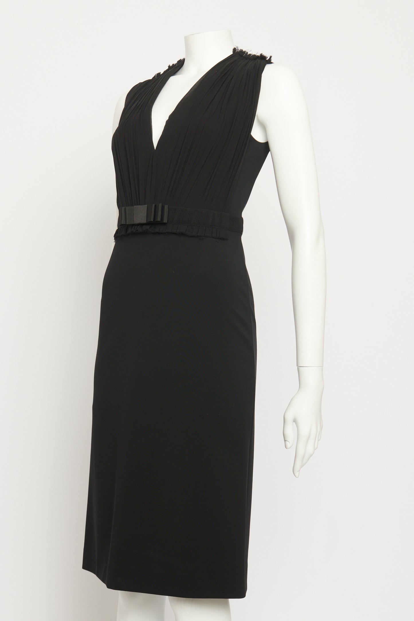 Black Crepe Preowned V-Neck Knee Length Dress