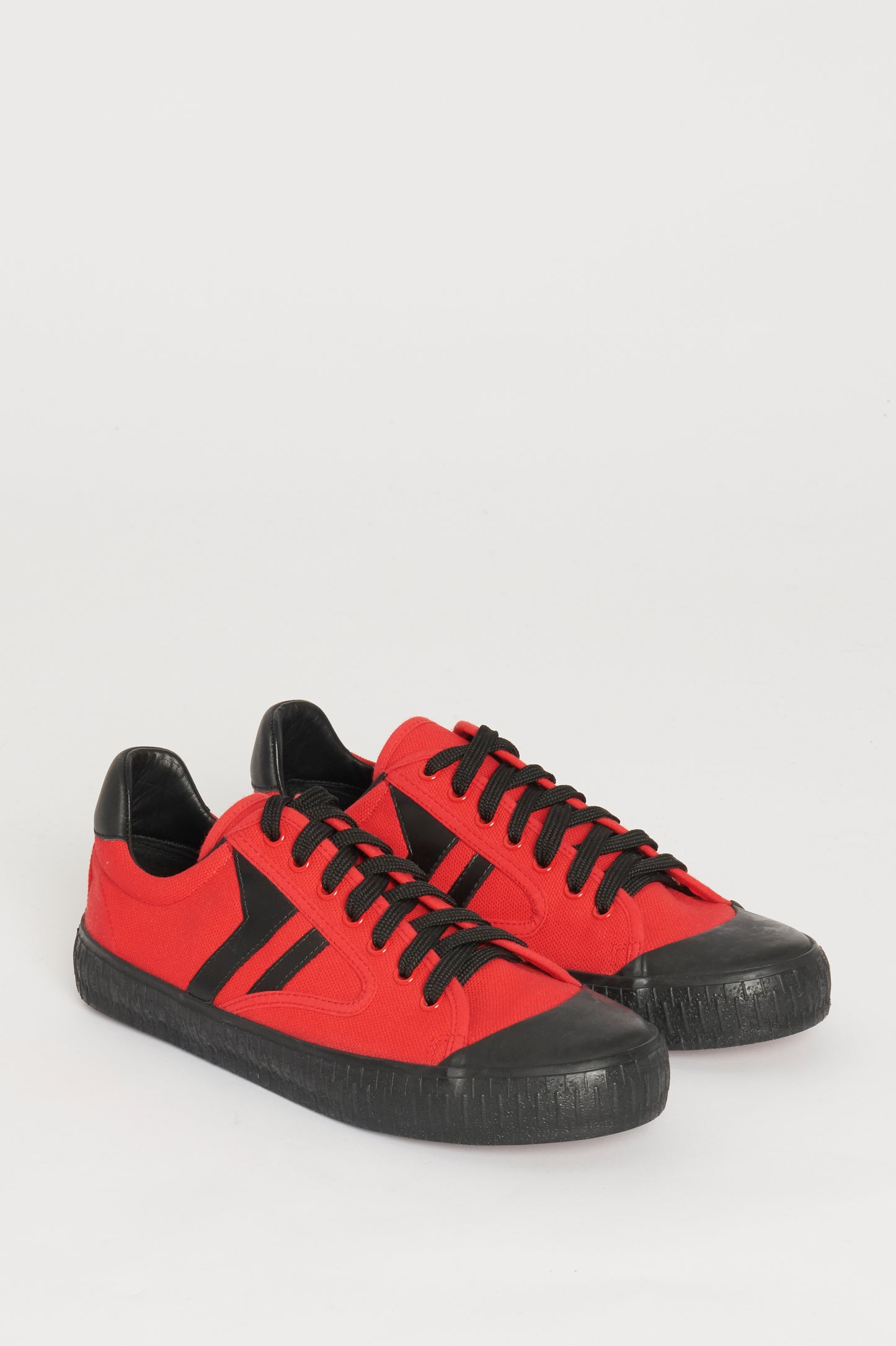 Red Cloth Preowned Trainers with Black Stripes (EU 41)