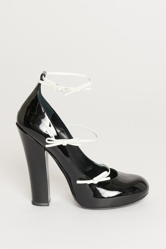 Black Patent Leather Bow Preowned Pumps