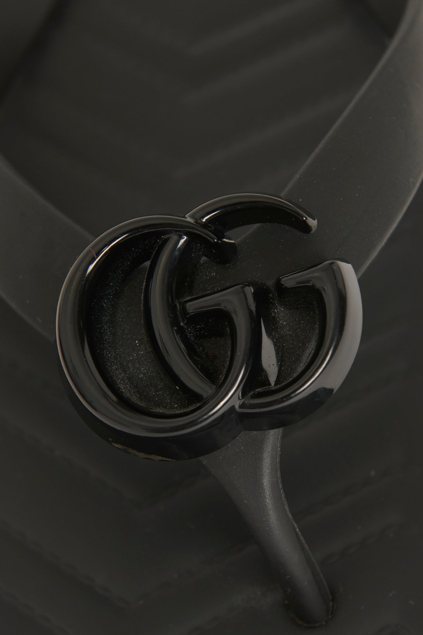 Black Marmont GG-Logo Plaque Preowned Rubber Flip Flops